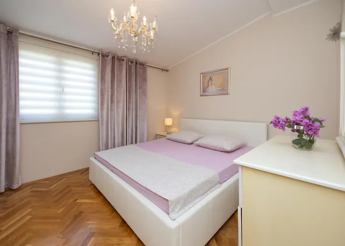 Casa Di Diana , Easy Living With Pool & Free Parking شقة
