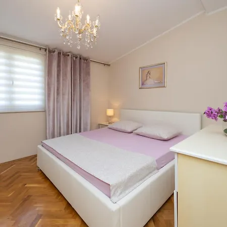 Casa Di Mirjana , S Bazenom I 3 Apartmana, Parking, Kastela,near Split Appartement